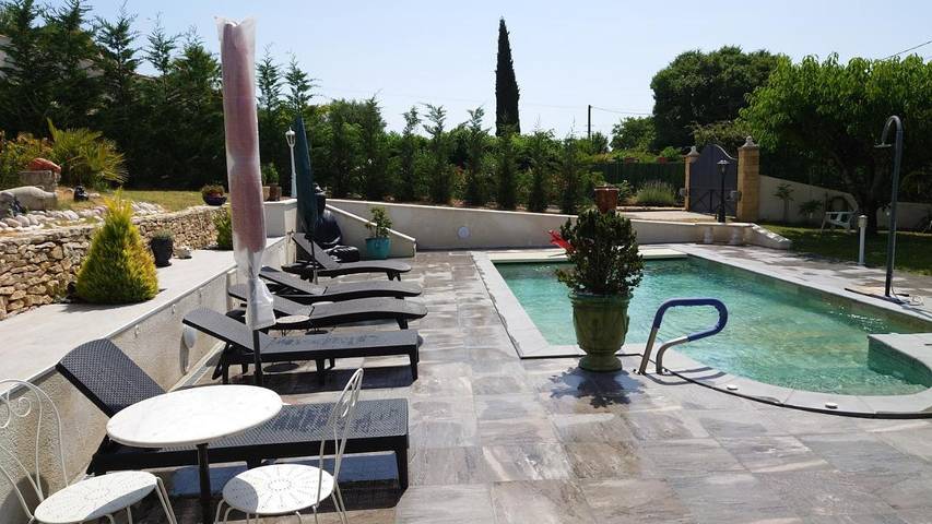Location de vacances pour 2 personnes, avec jardin et piscine ainsi que jacuzzi et sauna à Saint-Maximin (Nimes)