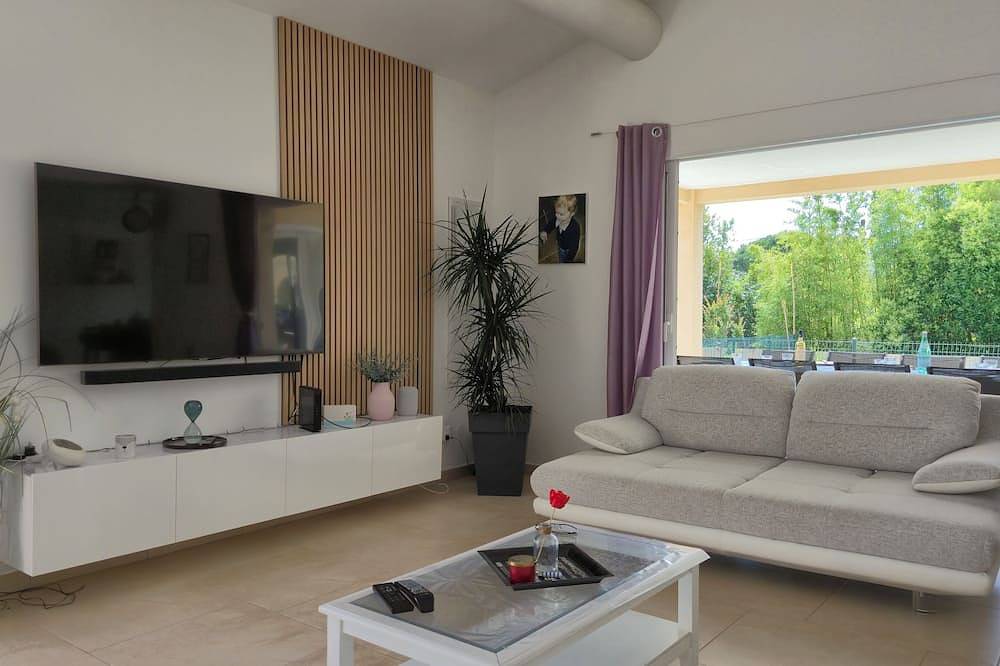 🌞Arles 🌞Agréable villa familiale (200m²) 👪 Grande piscine 🏊 clim, wifi, 10p in Arles, Côte méditerranéenne (France)