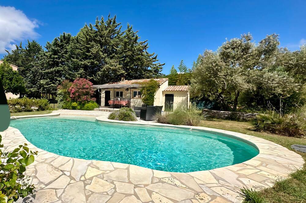 Maison a 2 pas de lourmarin  au calme absolu avec piscine et pool house in Puyvert, Parc naturel régional du Luberon