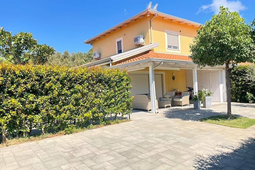 Villa Tiziana, a stone's throw from the sea, in the green trees, ideal for families in Contrada Difesa, Pizzo