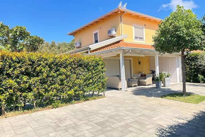 Villa Tiziana, ein Steinwurf vom Meer, im grünen Wald, ideal für Familien in Contrada Difesa, Pizzo