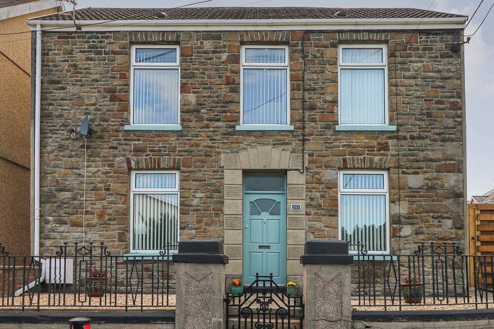 Brynawel, pet friendly, character holiday cottage in Burry Port in Burry Port, Carmarthenshire