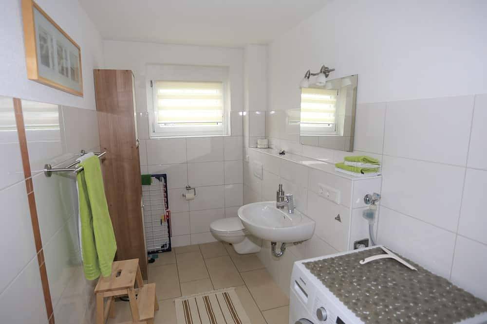 Ganze Wohnung, Ferienwohnung 'Rheingeschaut' mit Privatterrasse, Gemeinschaftsgarten und Wi-Fi in Bad Bellingen, Südschwarzwald