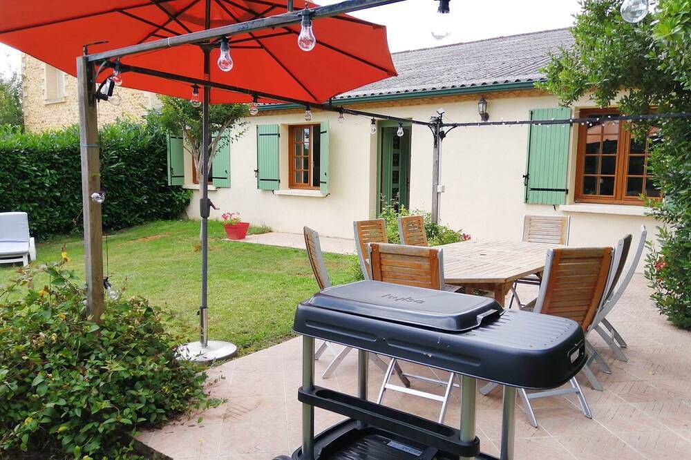 Les Lauriers - 8 pers. Gîte familial plain-pied  avec jardin clos - Piscine in La Douze, Périgord Blanc