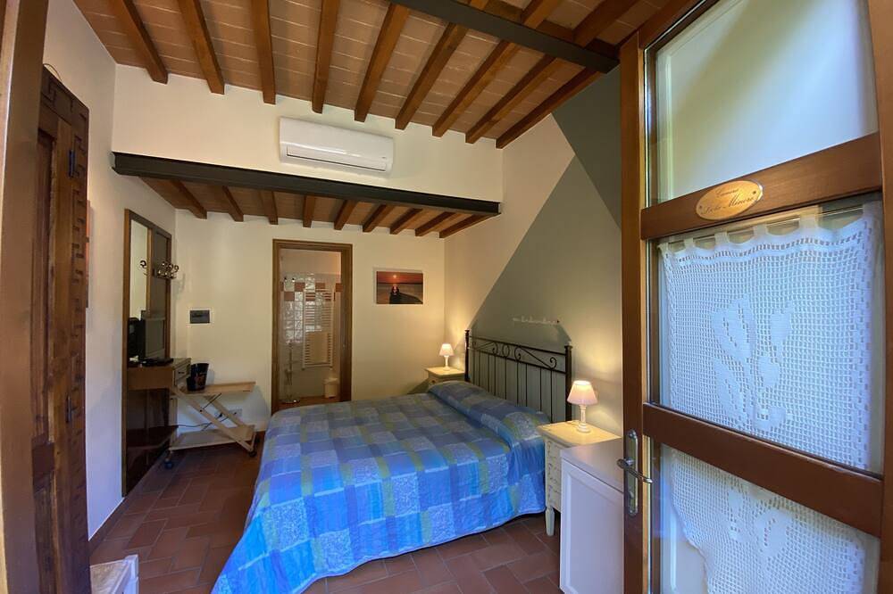 Entire apartment, Private bedroom with Wi-fi and swimming pool in Paciano, Perugia Province