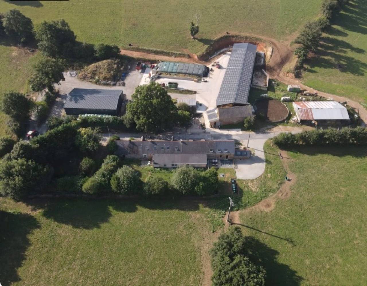 Appartement entier, Studio « Charmante Petite Maison à la Ferme » avec terrasse, jardin privé et Wi-Fi in Grand-Fougeray, Région de Redon