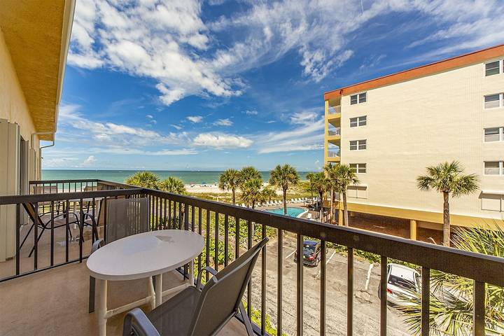 Vacation rental for 2 people, with pool and balcony in Madeira Beach