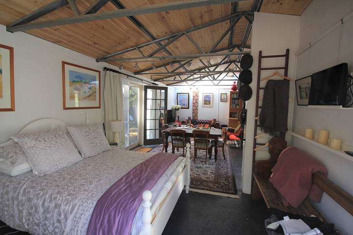 Bed and breakfast for 2 people, with sauna and garden in Victoria