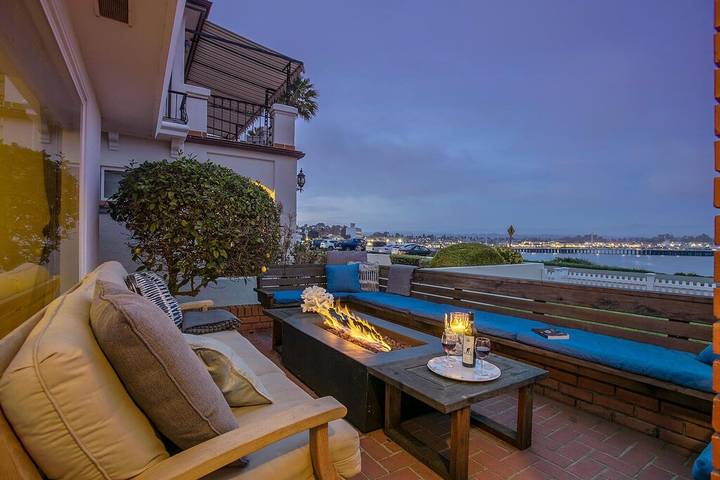 Vacation rental for 10 people, with terrace and hot tub as well as yard in Central Coast