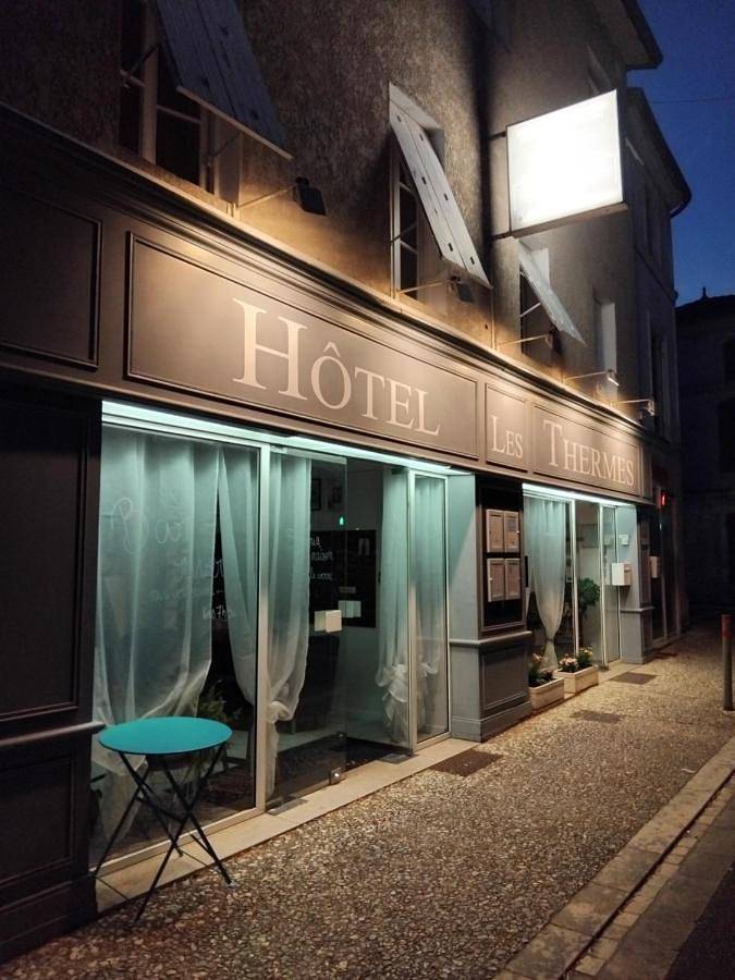 Double Room with Private Bathroom in Jonzac, Région de Jonzac