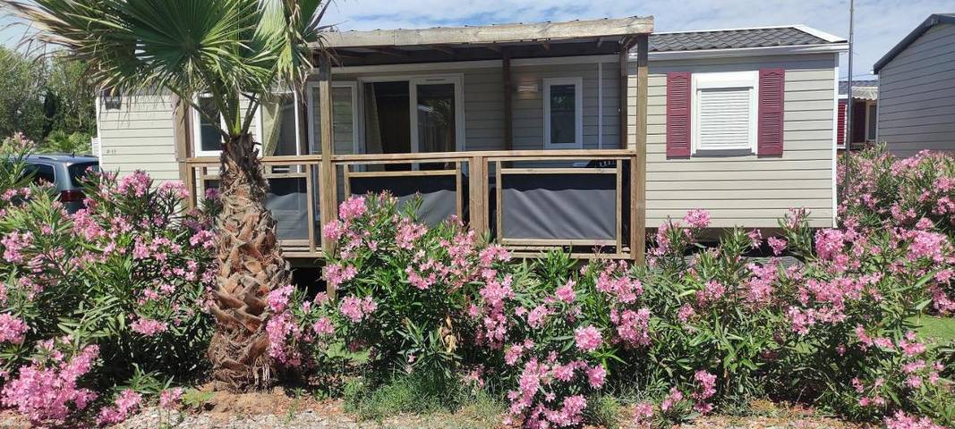 Camping pour 8 personnes, avec Jacuzzi et Terrasse ainsi que Jardin et Bassin pour enfant à Valras-Plage