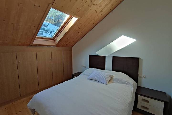 Entire apartment, Mountain Style Duplex Near Jaca, Parking Included in Castiello de Jaca, Aragonese Pyrenees