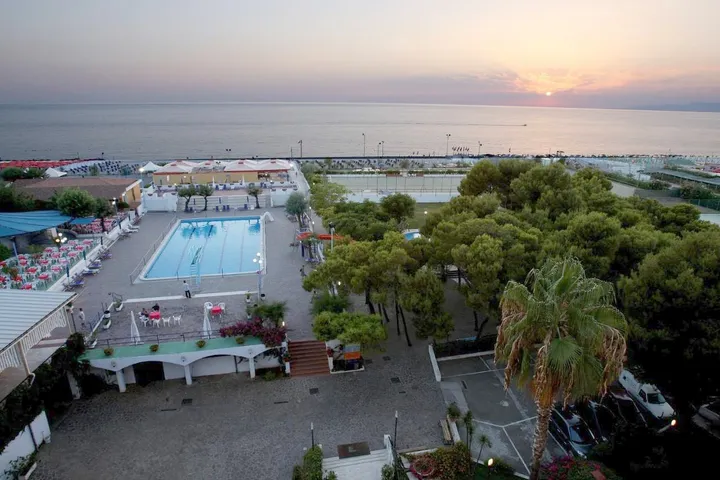 Station pour 3 personnes, avec piscine et bassin pour enfant ainsi que jardin et vue, animaux acceptés - 1