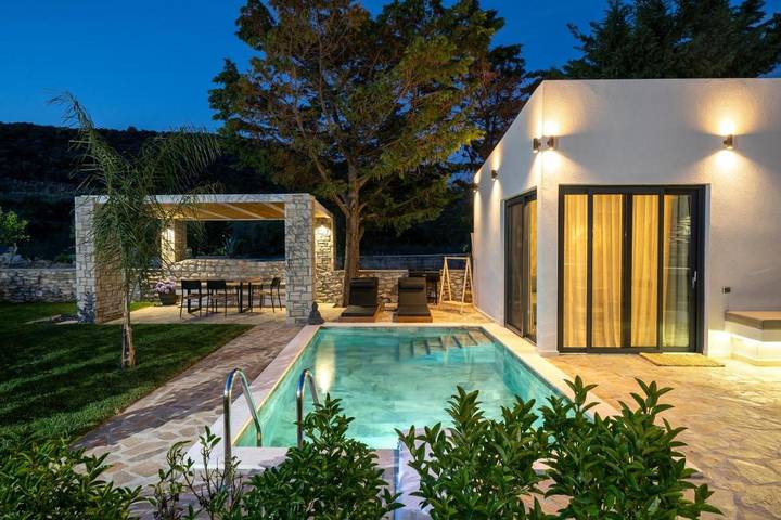 Holiday rental for 4 people, with pool and hot tub as well as garden in Thassos