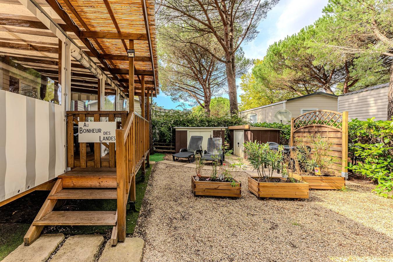 Mobilheim 'Au Bonheur Des Landes' mit Gemeinschaftspool, privater Terrasse und Klimaanlage in Gastes, Côte d’Argent