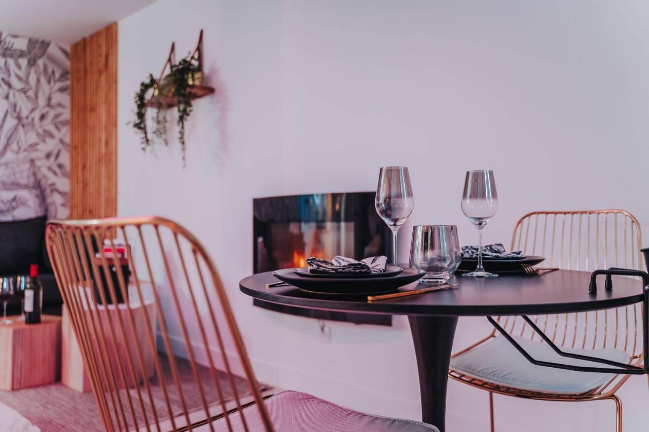 Love Room - La Villa Monroe - Un écrin de volupté épicée in Le Vézier, Marne