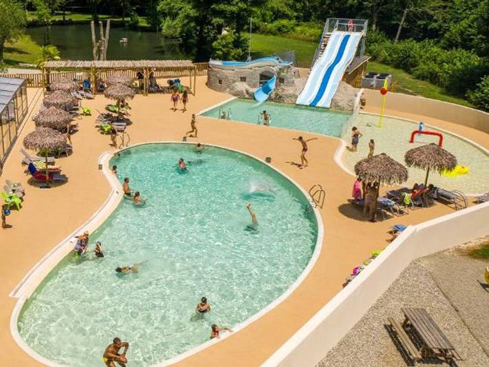 Chalet pour 2 personnes, avec Jacuzzi et Bassin pour enfant ainsi que Piscine et Sauna dans Guzet-Neige