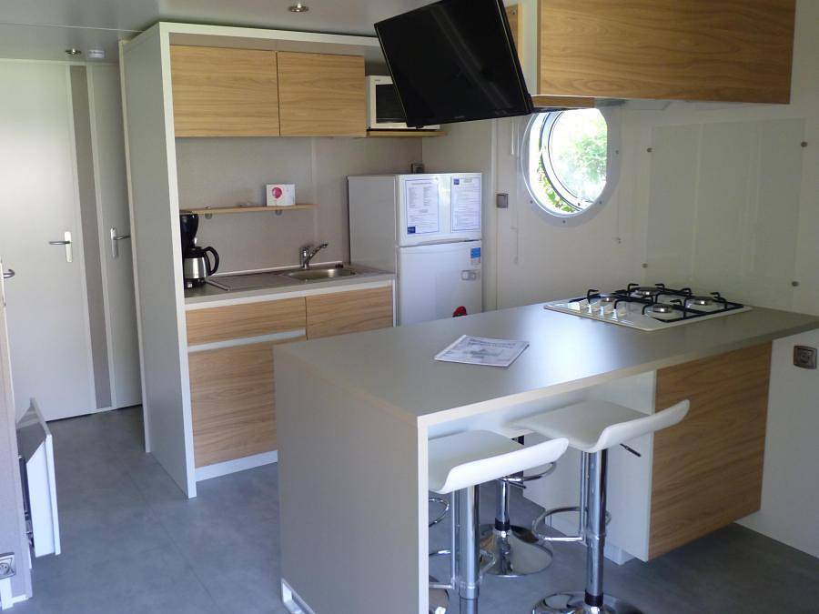 Flower Camping Le Riviera - Mobilheim 5 personen - Mobilheim Premium 32 m² 2 Zimmer + 12m² halbüberdachte Terrasse (9m²) + Tv + Klimaanlage 4/5 Pers. in Sampzon, Ardèche