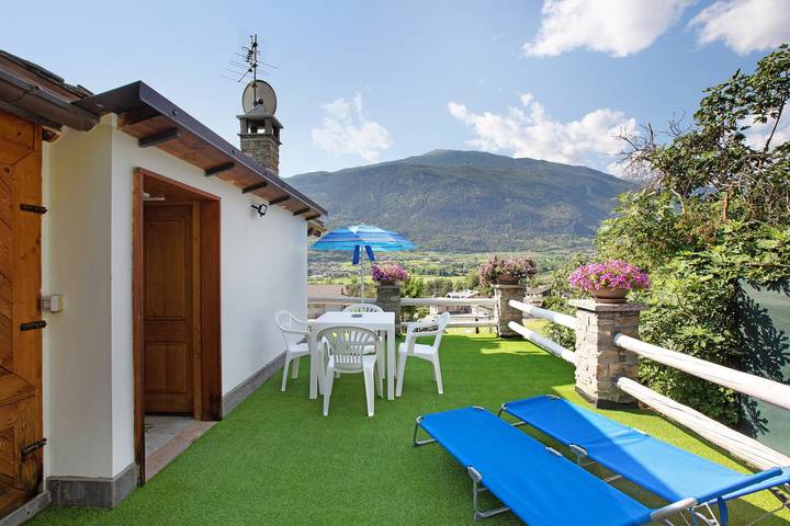 Hel lejlighed, Apartment 'Casa Sabrina - Appartamento Bianco' with Mountain View, Private Terrace and Wi-Fi in Comune di Sarre, Wallisian Alps