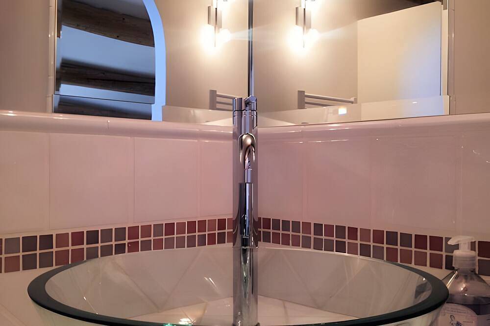 Bed and Breakfast 'Chambre Au Levant' with Shared Terrace, Wi-Fi and Air Conditioning in Violès, Vaucluse