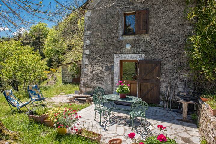 Gîte pour 2 personnes, avec Terrasse ainsi que Jardin et Vue dans Les Vanels