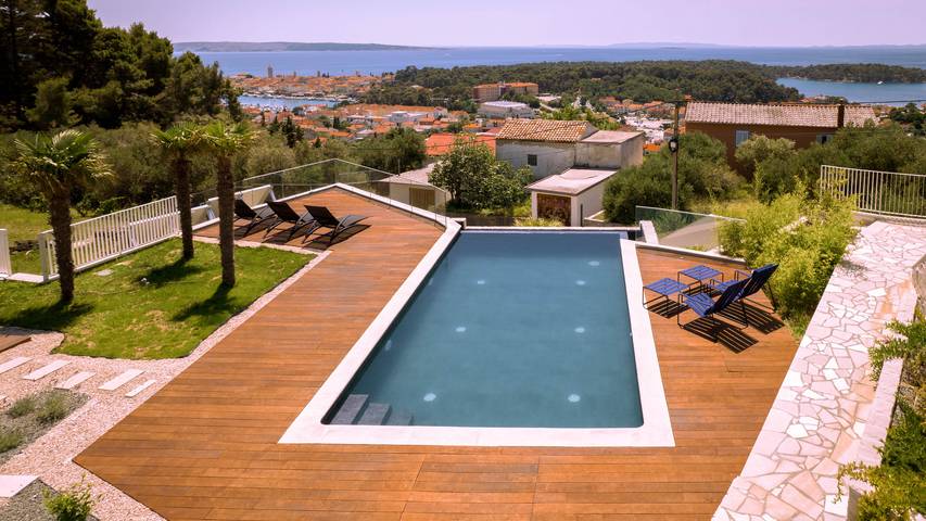 Villa pour 10 personnes, avec jardin ainsi que sauna et terrasse dans Rab