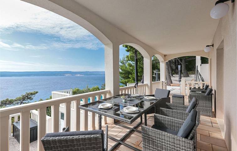 Ganze Ferienwohnung, Charmante Unterkunft, 1,5 km vom Strand entfernt: Stilvolles 70 m² großes Apartment mit Pool und WLAN in Lokva Rogoznica, Omis-Riviera