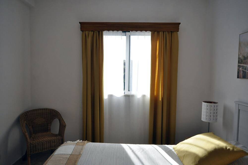 Schönes Ferienhaus mit Terrasse in der Nähe von Zavial in Raposeira, Vila do Bispo e Raposeira