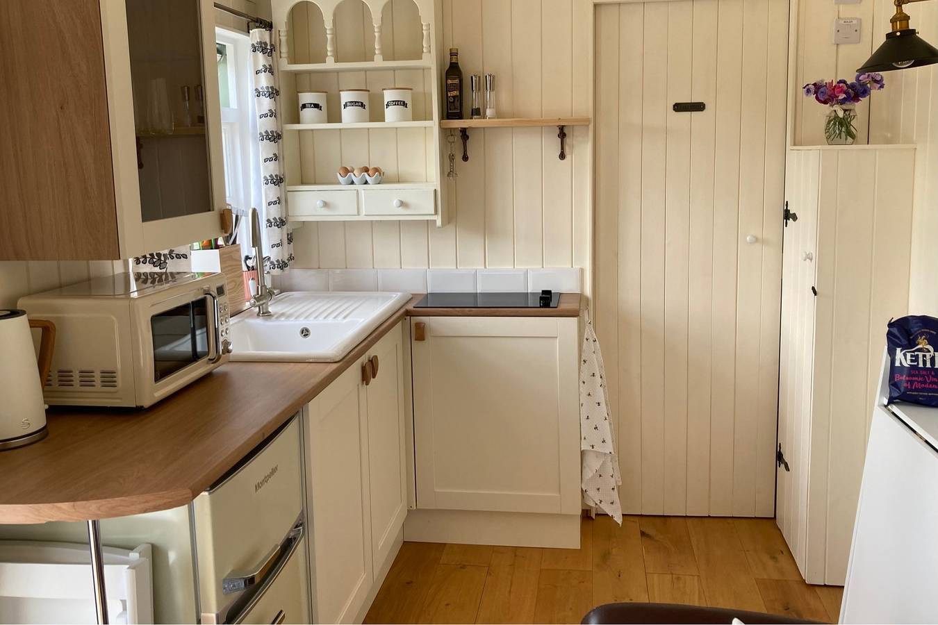 Luxury hand built shepherd hut in Sidmouth in Sidmouth, Devon