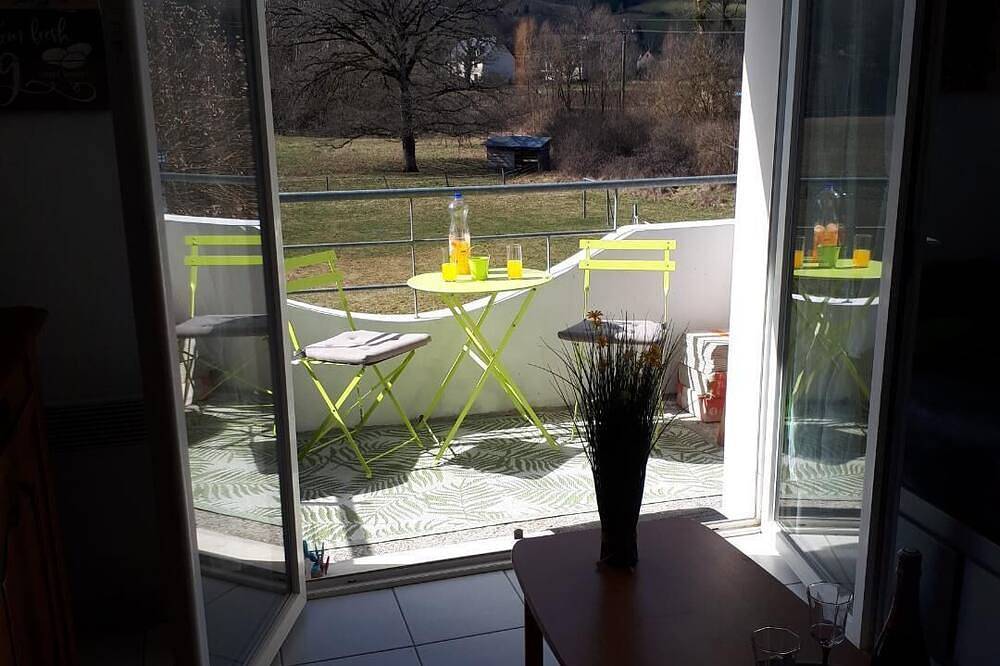 Entire apartment, Cosy apartment for 4 people - swimming pool - superb view in Saint-Geniez-d'Olt-et-d'Aubrac, Massif Central