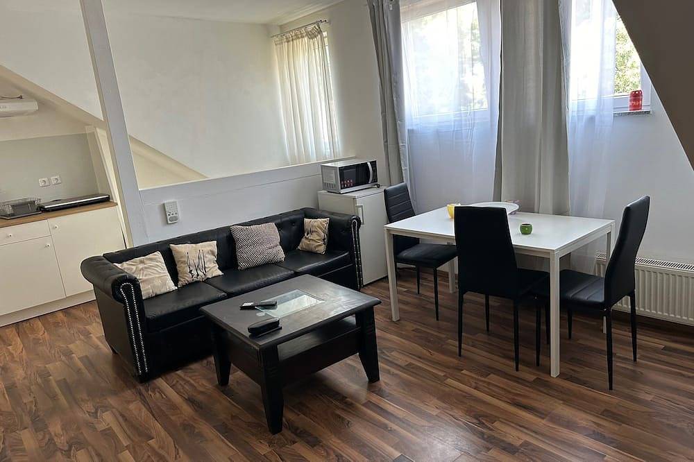 Ganze Wohnung, Schöne Dg Wohnung in Mg Zentrum in Mönchengladbach, Niederrhein