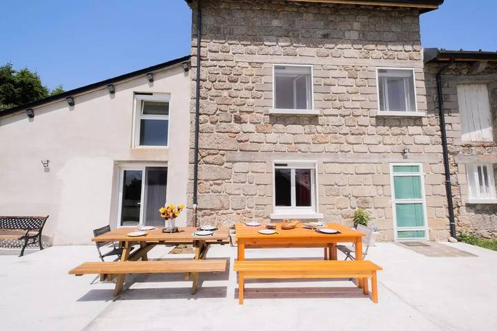Gîte pour 12 personnes, avec jardin et piscine