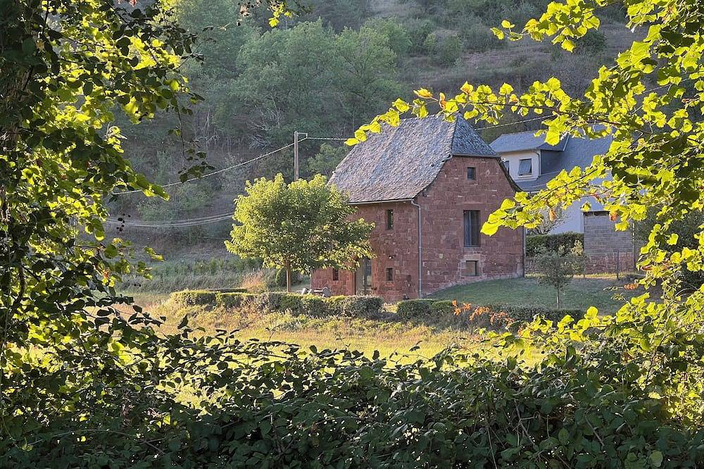 The barn in the heart of the valley in Marcillac-Vallon, Macizo Central