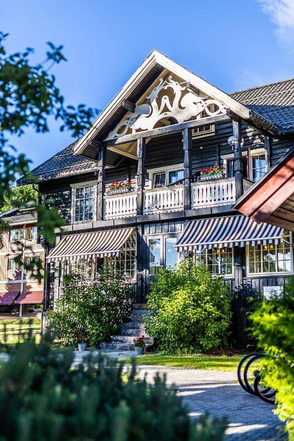 Hotel for 3 personer, sauna og barnebasseng i tillegg til badebasseng og hage i Vrådal