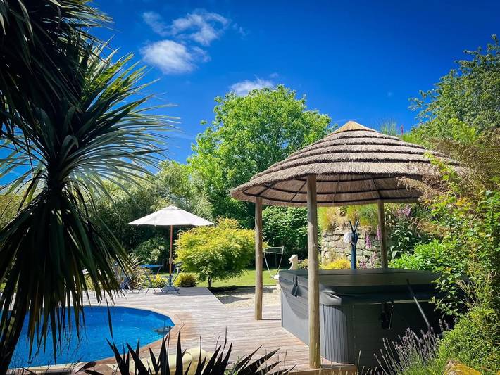 Gîte pour 8 personnes, avec Jacuzzi et Terrasse ainsi que Jardin et Piscine à Quistinic