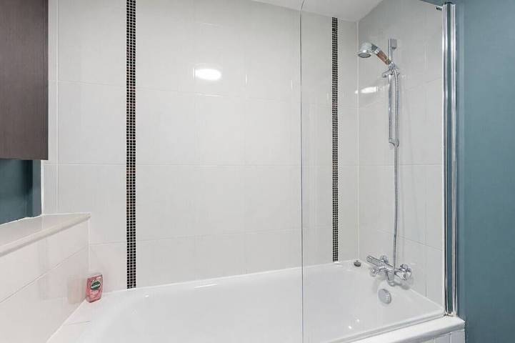 Ganze Wohnung, Sleek Apartment • City Centre • Balcony • Free Parking • Fast WiFi • Self-Check-In in Milton Keynes, Südostengland
