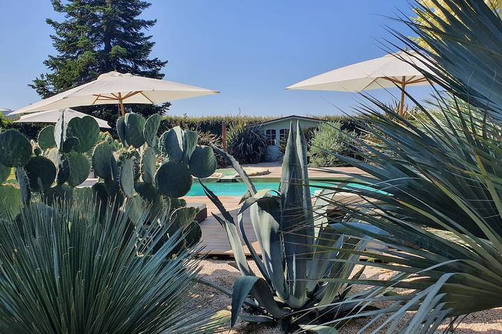 Appartement de vacances pour 4 personnes, avec terrasse et piscine ainsi que jacuzzi et jardin, animaux acceptés