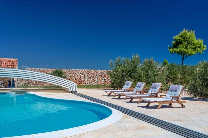 Villa for 18 people, with pool and garden as well as ocean view on Hvar