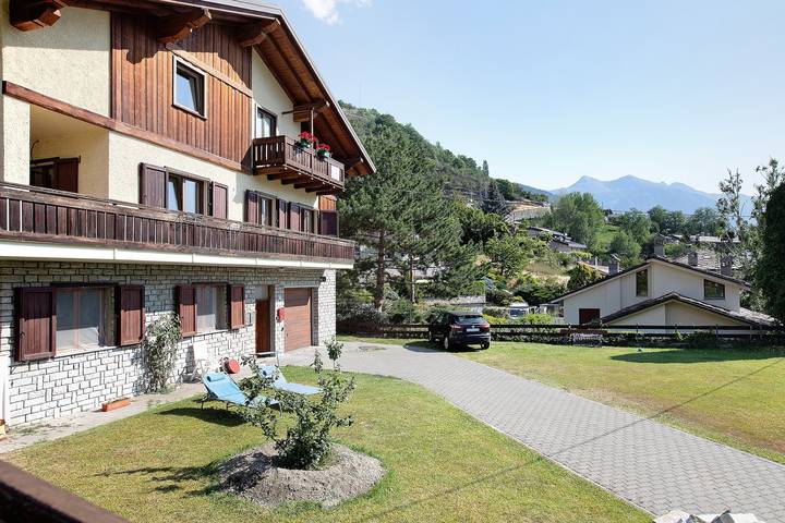 Entire apartment, Apartment 'Pelòt-de La Masse' with Mountain View, Private Garden and Wi-Fi in Comune di Sarre, Wallisian Alps