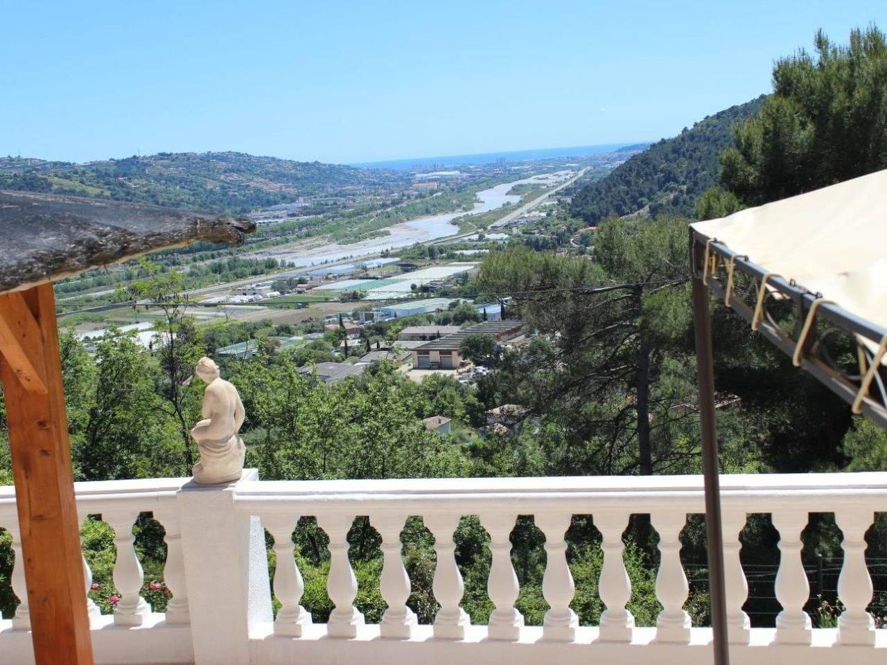 "Rocabel" mit Blick auf das Wasser in Gattières, Cannes region