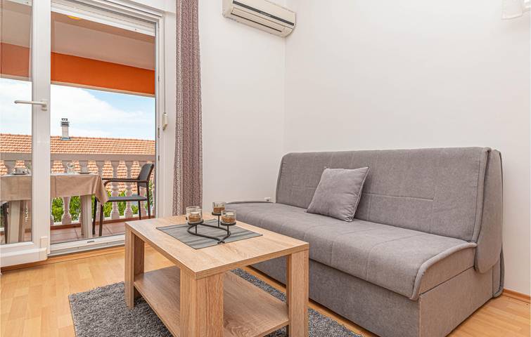 Ganze Ferienwohnung, Charmantes Apartment mit Terrasse, WLAN und Strandzugang in 2 km Entfernung in Vodice, Šibenik-Knin