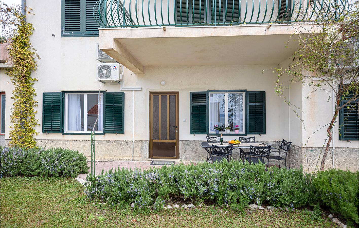 Ganze Ferienwohnung, Gemütliche Wohnung mit Terrasse, in Strandnähe und mit Parkplatz in Podstrana, Split-Dalmatien