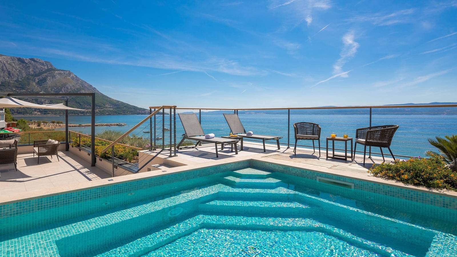 Strandvilla Flores, 2 private Pools, Whirlpool in Duće, Omis-Riviera