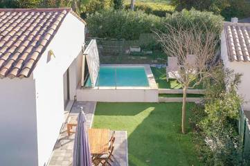 Gîte pour 4 personnes, avec vue ainsi que piscine et jardin, animaux acceptés à La Roquette-sur-Siagne