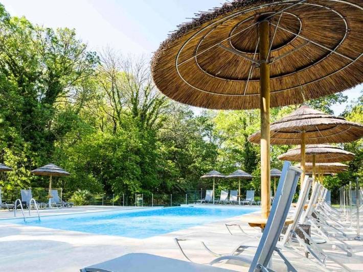 Hôtel pour 3 personnes, avec terrasse et piscine, animaux acceptés