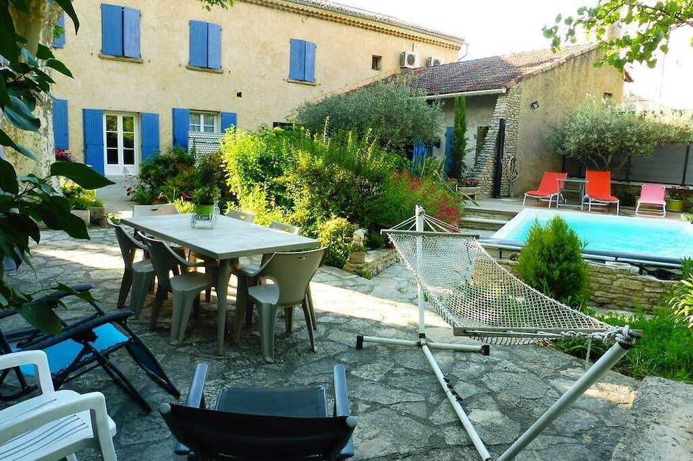 Accommodation in a country house with swimming pool in L'Isle-sur-la-Sorgue, Vaucluse