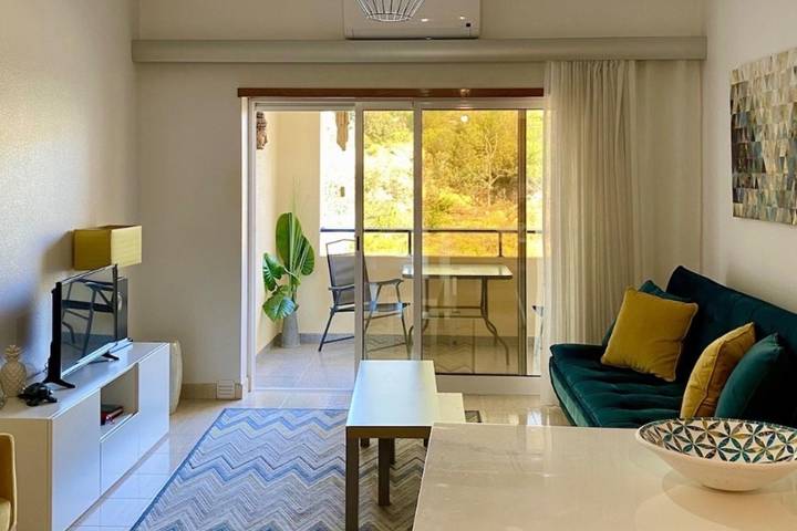 Ferienwohnung für 4 Personen, mit Balkon und Pool in Alporchinhos (Atlantikküste)