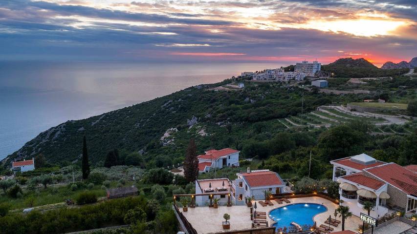 Ferienhaus für 8 Personen, mit Balkon/Terrasse und Meerblick sowie Garten und Pool in Montenegro