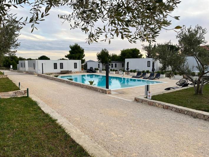 Camping für 8 Personen, mit Pool und Terrasse in Pakostane