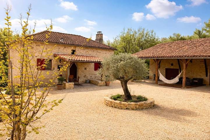 Ferienhaus für 4 Personen, mit Whirlpool und Terrasse sowie Garten